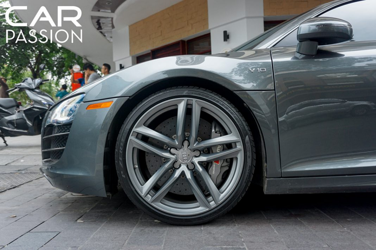 Hệ thống phanh cũng được thay mới với hệ thống phanh đĩa carbon ceramic được lấy từ phiên bản Audi R8 V10 Plus 2015 giúp gia tăng tính an toàn cho mẫu xe gần 10 năm tuổi này.