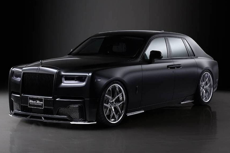 Với mọi thế hệ, xe siêu sang Rolls-Royce Phantom luôn gây chú ý bởi vẻ ngoài uy nghi, quyền lực mỗi khi lăn bánh trên đường. Đời xe thứ 8, ra mắt lần đầu hồi năm 2017 cũng không phải là ngoại lệ, với "phom" thân xe quen thuộc của thế hệ thứ 7 nhưng đã có các đường nét hiện đại và thanh nhã hơn.