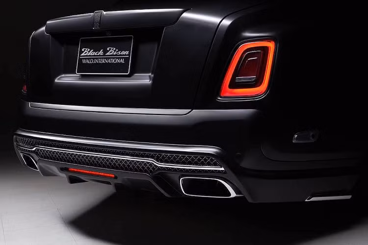 Nếu thêm tiền, khách hàng sẽ còn có thêm bộ mâm 5 cánh kép thể thao Wald I13-F làm từ hợp kim nhôm siêu nhẹ và đường kính lên tới 24 inch.