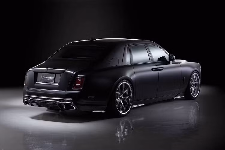 Với gói Black Bison dành cho Xe siêu sang Rolls-Royce Phantom VIII mới, hãng độ Nhật này đã hướng tới việc giúp cho chiếc xe có thêm một chút sự cá tính và thể thao theo phong cách độ VIP, nhưng không phá kiểu dáng nguyên bản vốn đã gây chú ý của chiếc xe.