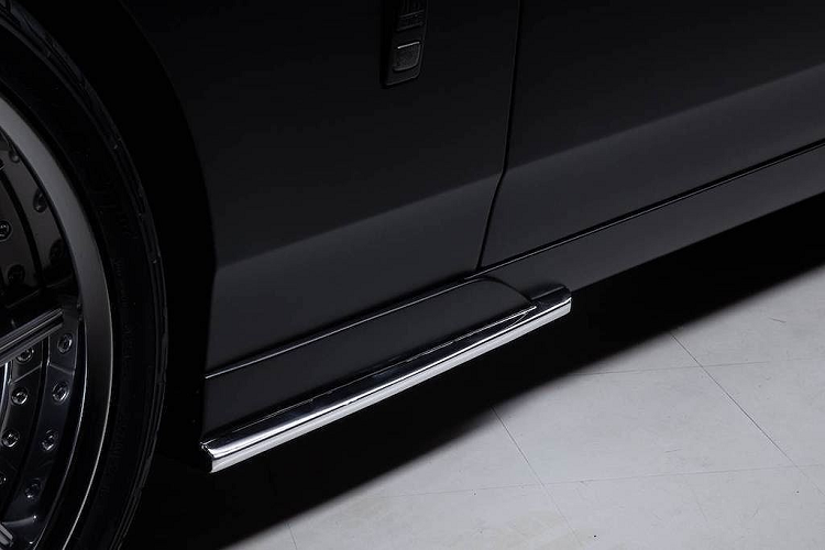 Toàn bộ các chi tiết bodykit nêu trên đều được trang trí bởi các dải nẹp chrome "ton-sur-ton" với kiểu dáng thanh lịch của chiếc xe. Ngoài ra, Wald cũng không quên trang bị cặp chụp ống xả lớn hình tứ giác đầy ấn tượng khi nhìn từ phía sau.