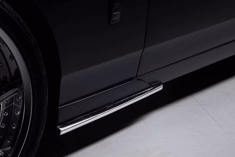 Toàn bộ các chi tiết bodykit nêu trên đều được trang trí bởi các dải nẹp chrome "ton-sur-ton" với kiểu dáng thanh lịch của chiếc xe. Ngoài ra, Wald cũng không quên trang bị cặp chụp ống xả lớn hình tứ giác đầy ấn tượng khi nhìn từ phía sau.