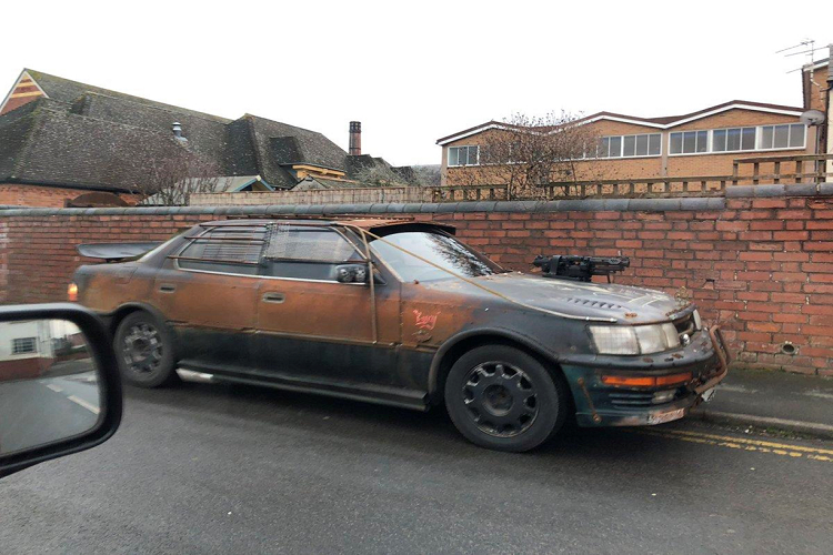 Nhìn từ xa khó phân biệt mức độ thật, giả của xe mô hình khi nó được gắn bộ phận bảo vệ cửa sổ, dải đèn LED, và súng máy giả trên nắp capô.