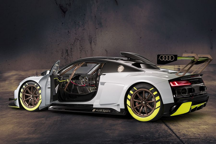 Mẫu siêu xe Audi R8 LMS GT2 mới sở hữu một thân xe rộng hơn đáng kể so với siêu xe R8 thông thường, đặc biệt nổi bật với cản trước mới, cánh gió khổng lồ phía sau và khe hút gió gắn trên nóc.