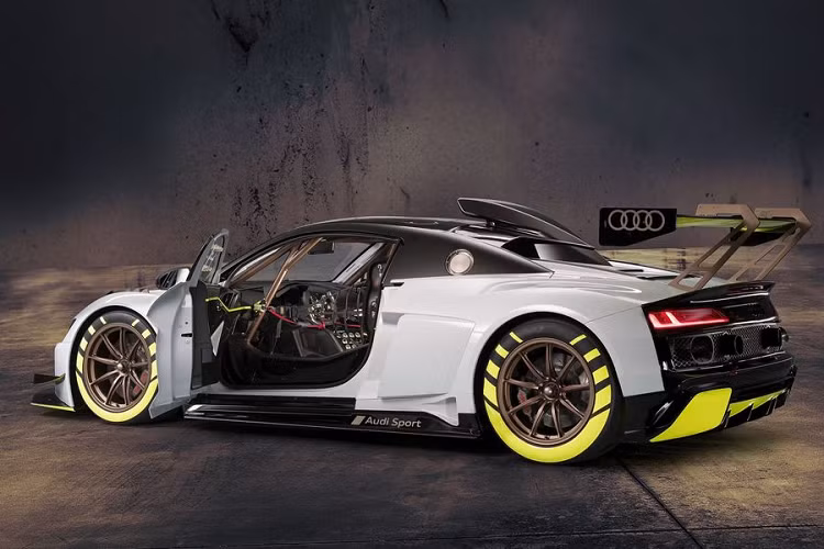 Mẫu siêu xe Audi R8 LMS GT2 mới sở hữu một thân xe rộng hơn đáng kể so với siêu xe R8 thông thường, đặc biệt nổi bật với cản trước mới, cánh gió khổng lồ phía sau và khe hút gió gắn trên nóc.