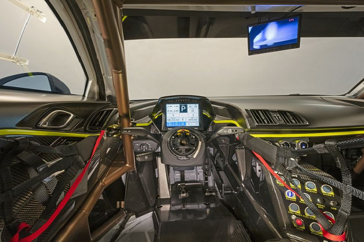 Hãng xe sang Audi cho biết, có khoảng 55% thành phần của xe đua GT2 mới sẽ được chia sẻ với siêu xe R8 đường phố hợp pháp.