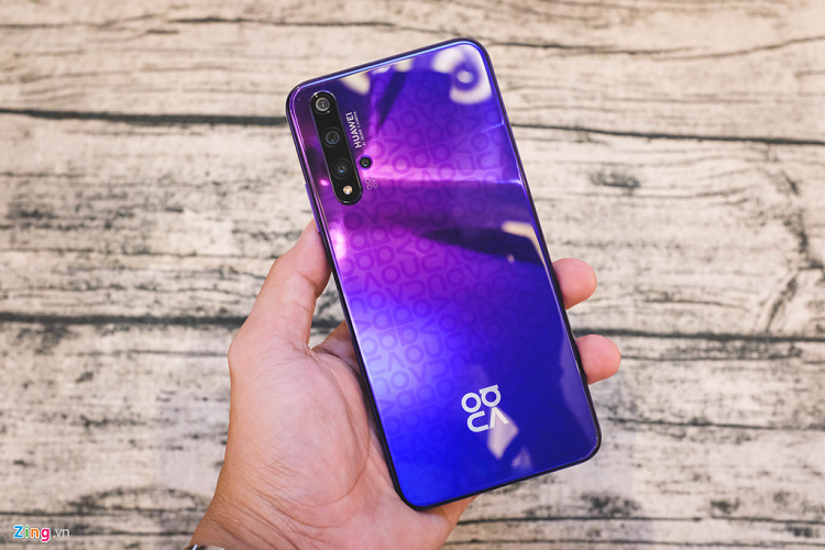 Tại sự kiện ra mắt Nova 5T, Huawei khẳng định sản phẩm này sẽ vẫn hưởng các dịch vụ từ Google như bảo mật, cập nhật, Gmail, CH Play.... "Nếu có bất kỳ trục trặc nào với các dịch vụ Google, người dùng sẽ được hoàn tiền 100%", đại diện Huawei tại Việt Nam chia sẻ tại sự kiện ra mắt.