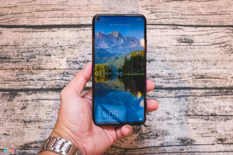 Mặt trước của máy là màn hình 6,2 inch, độ phân giải Full HD. Camera trước của máy được đặt ở góc trái. Theo Huawei, vị trí này sẽ giúp người dùng ít chú ý hơn ở giữa. Với kích thước 6,2 inch, Huawei Nova 5T vẫn có thể sử dụng bằng một tay nhờ tỉ lệ phủ màn hình cao.