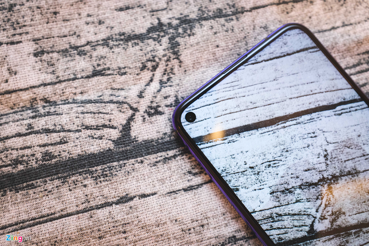 Camera trước của máy có độ phân giải 32 MP kèm khả năng quay phim FullHD.