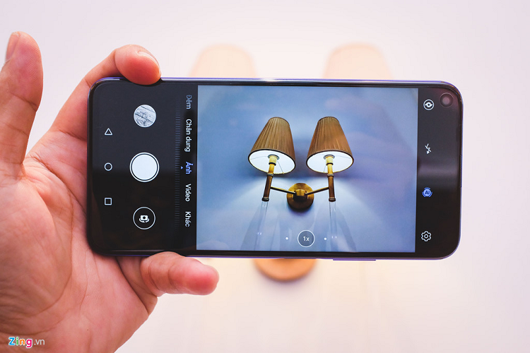 Đây là lần đầu tiên Huawei bỏ cụm camera tele trên smartphone của hãng. Bù lại, camera macro cho phép người dùng sáng tạo nhiều kiểu ảnh lạ mắt hơn. Tuy vậy, khả năng chụp ảnh xóa phông trên thiết bị được ống kính TOF đảm nhận khá tốt.