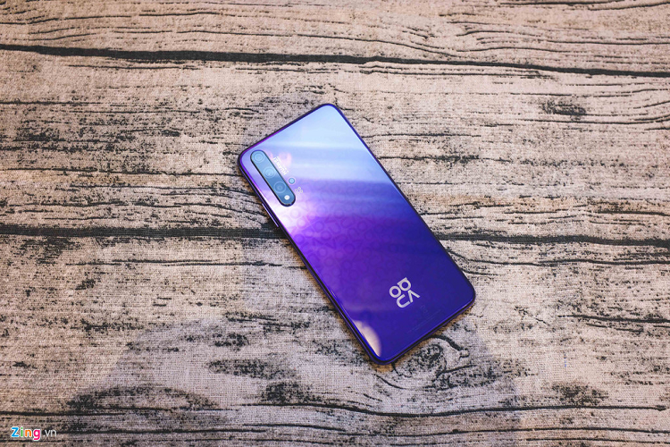 Điểm đặc biệt trong thiết kế của điện thoại Huawei Nova 5T là mặt lưng được làm dạng 3D Holographic. Mặt lưng này cho các hiệu ứng ánh sáng lạ mặt trên nền in logo Nova. Tuy vậy, với người dùng thích sự đơn giản, Nova 5T khó chiếm được cảm tình. 