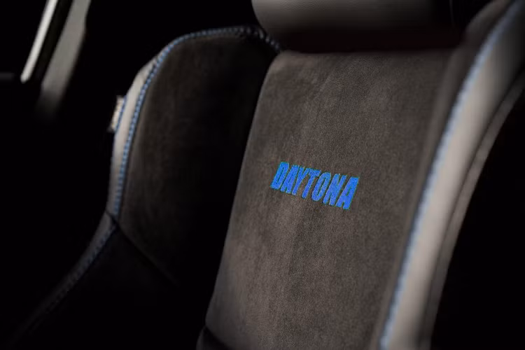 Những điểm nổi bật khác bao gồm một chiếc ghế đầu của Dynamica Suede, thảm sàn đặc biệt và một huy hiệu được đánh số riêng.