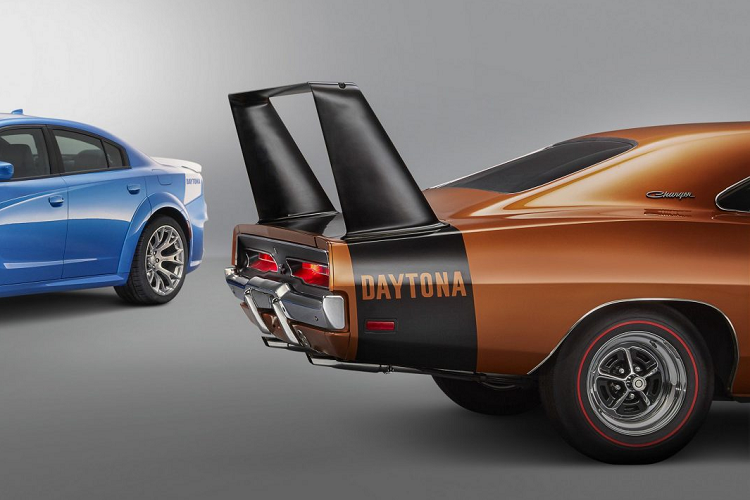Chiếc xe sở hữu trang bị nội thất khá đặc biệt với da Nappa và ghế thể thao Alcantara với thêu chữ Daytona. Chiếc xe cũng đã được trang bị vô lăng bọc da lộn, chỉ khâu tương phản màu xanh và viền bằng sợi carbon thật.
