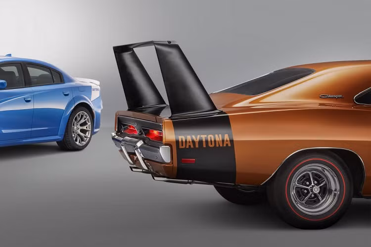 Chiếc xe sở hữu trang bị nội thất khá đặc biệt với da Nappa và ghế thể thao Alcantara với thêu chữ Daytona. Chiếc xe cũng đã được trang bị vô lăng bọc da lộn, chỉ khâu tương phản màu xanh và viền bằng sợi carbon thật.