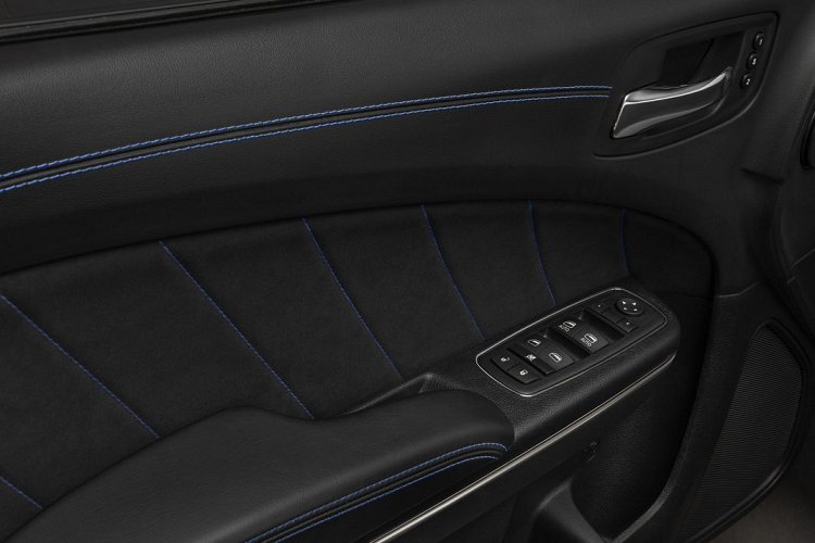 Kể từ khi Charger Daytona ban đầu được thiết kế để đua, thương hiệu xe Dodge đã quyết định nâng cấp động cơ cho phiên bản đặc biệt. Kết quả là, động cơ V8 6,2 lít tăng áp của nó tạo ra 717 mã lực và mô-men xoắn cực đại lên tới 881 Nm. Điều này có nghĩa là Daytona có công suất cao hơn 10 hp so với Charger SRT Hellcat Wide body và là chiếc Charger này là chiếc mạnh nhất từ trước đến giờ.