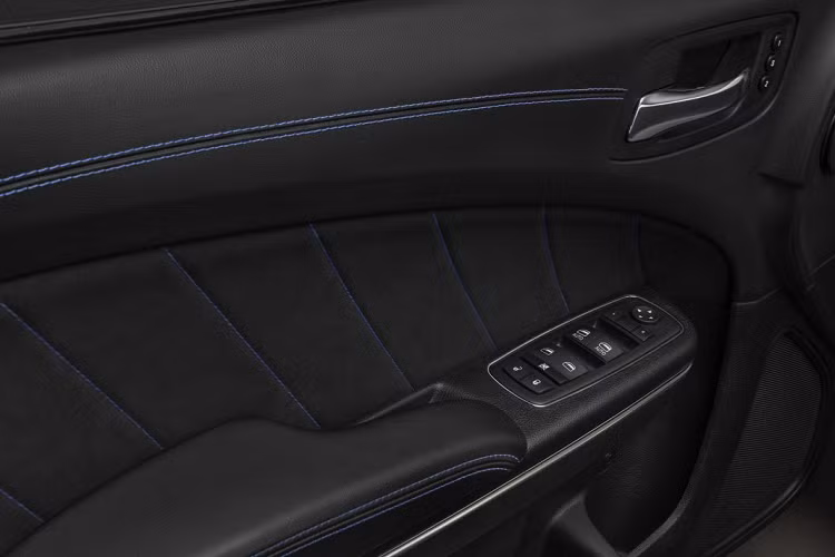 Kể từ khi Charger Daytona ban đầu được thiết kế để đua, thương hiệu xe Dodge đã quyết định nâng cấp động cơ cho phiên bản đặc biệt. Kết quả là, động cơ V8 6,2 lít tăng áp của nó tạo ra 717 mã lực và mô-men xoắn cực đại lên tới 881 Nm. Điều này có nghĩa là Daytona có công suất cao hơn 10 hp so với Charger SRT Hellcat Wide body và là chiếc Charger này là chiếc mạnh nhất từ trước đến giờ.