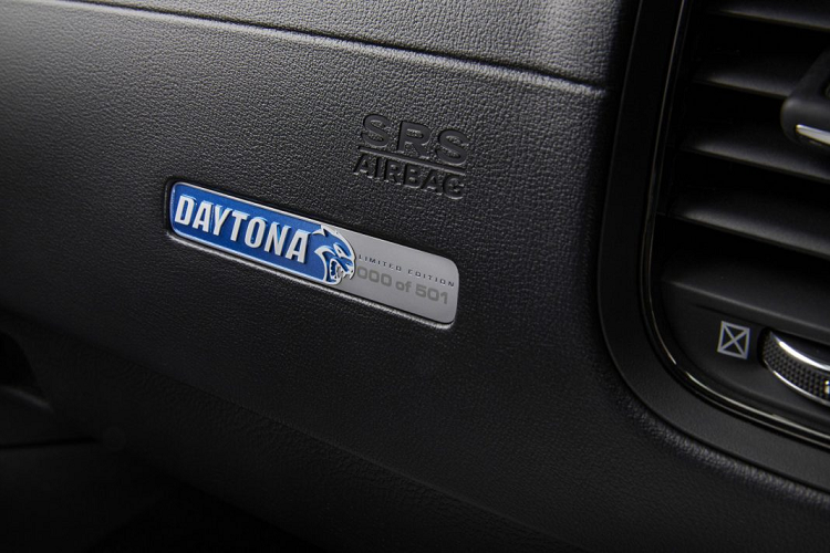 Dodge vẫn chưa phát hành thông số kỹ thuật hiệu suất chi tiết, nhưng mẫu tiêu chuẩn có thể tăng tốc từ 0-100km/h chỉ trong vòng 3,6 giây và đạt tốc độ tối đa lên tới 315km/h. Với sự nâng cấp cả về động cơ, phiên bản mới có thể mạnh hơn nữa.