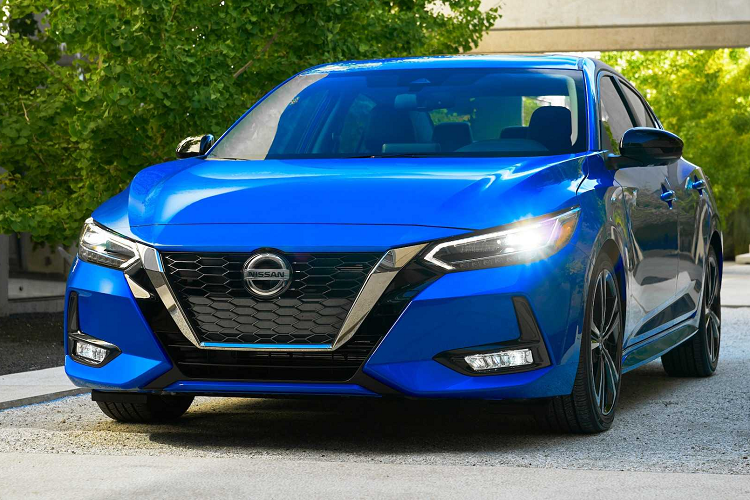 Đặc biệt, tại Mỹ gói trang bị an toàn Nissan Safety Shield 360 là sẽ tiêu chuẩn trên tất cả các phiên bản Sentra. Gói này bao gồm: phanh tự động khẩn cấp - phát hiện người đi bộ, cảnh báo điểm mù, cảnh báo phương tiện cắt ngang khi lùi, cảnh báo chệch làn đường,… Các phiên bản chủ yếu khác nhau ở yếu tố thẩm mỹ và một số tiện ích nội thất. Ví dụ như mâm bản S chỉ có 16 inch, nhưng nếu thích mâm lớn hơn 17 inch thì phải lên bản SV có giá từ 20.270 USD. Bản Sentra SR thể thao hơn nhưng cũng đắt hơn.