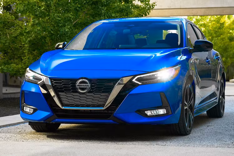 Đặc biệt, tại Mỹ gói trang bị an toàn Nissan Safety Shield 360 là sẽ tiêu chuẩn trên tất cả các phiên bản Sentra. Gói này bao gồm: phanh tự động khẩn cấp - phát hiện người đi bộ, cảnh báo điểm mù, cảnh báo phương tiện cắt ngang khi lùi, cảnh báo chệch làn đường,… Các phiên bản chủ yếu khác nhau ở yếu tố thẩm mỹ và một số tiện ích nội thất. Ví dụ như mâm bản S chỉ có 16 inch, nhưng nếu thích mâm lớn hơn 17 inch thì phải lên bản SV có giá từ 20.270 USD. Bản Sentra SR thể thao hơn nhưng cũng đắt hơn.