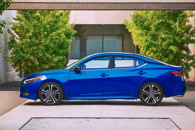 So với các đối thủ thuộc phân khúc sedan hạng C, Nissan Sentra 2020 nằm ở khoảng giữa. Xe cao giá hơn Kia Forte rất nhiều, cao hơn Hyundai Elantra một chút, nhưng giá lại thấp hơn Toyota Corolla và Honda Civic nhiều.