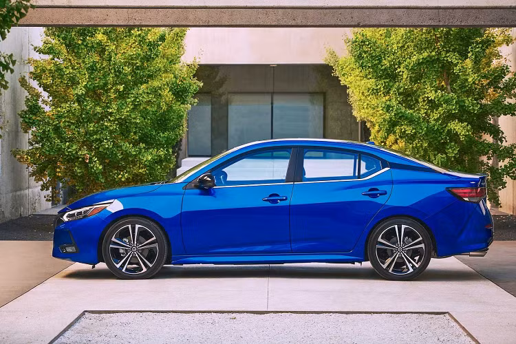 So với các đối thủ thuộc phân khúc sedan hạng C, Nissan Sentra 2020 nằm ở khoảng giữa. Xe cao giá hơn Kia Forte rất nhiều, cao hơn Hyundai Elantra một chút, nhưng giá lại thấp hơn Toyota Corolla và Honda Civic nhiều.