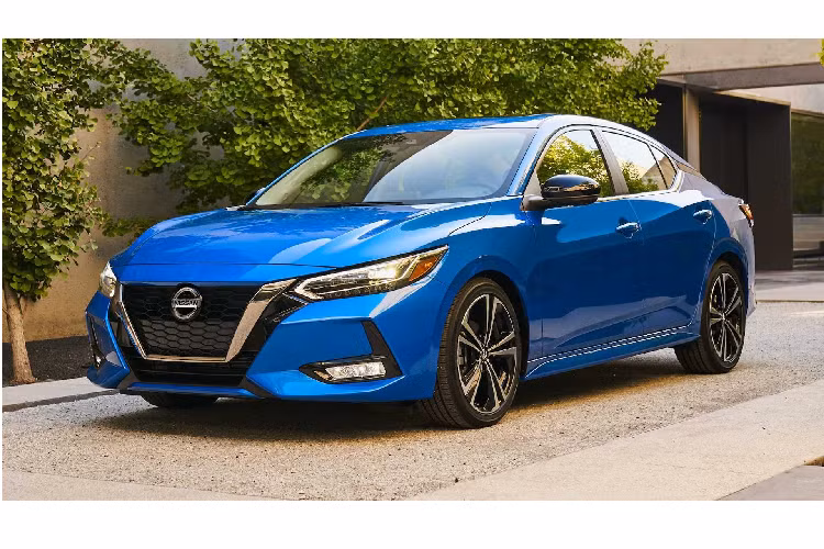 Theo Nissan Motor Mỹ, mẫu xe Nissan Sentra 2020 sẽ được phân phối với 3 phiên bản là Sentra S, Sentra SV, Sentra SR. Giá bán của Sentra đời 2020 cao hơn bản cũ khoảng 1.100 USD. Tuy nhiên, xe vẫn có mức giá phải chăng hơn so với các đồng hương đến từ Nhật như Corolla và Civic.