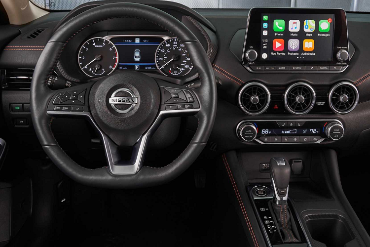 Ở mọi phiên bản Sentra 2020, Nissan cung cấp động cơ 4 xy-lanh thẳng hàng (I4) dung tích 2.0 lít hút khí tự nhiên nhằm thay thế cho động cơ 1.8 lít cũ. Động cơ mới cho công suất 149 mã lực và mô-men xoắn cực đại 197Nm. Sức mạnh được truyền xuống cầu trước (FWD) thông qua hộp số tự động biến thiên vô cấp X-tronic.