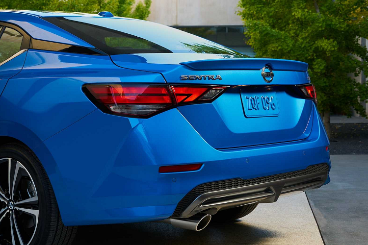 Về thiết kế, Nissan Sentra mới sở hữu phong cách thiết kế nam tính và sắc sảo hơn trước. Ở phần đầu xe, mặt ca-lăng nổi bật tạo hình chữ V theo ngôn ngữ thiết kế ‘’V-Motions’’ đặc trưng mà Nissan đang theo đuổi, cụm lưới tản nhiệt cho cảm giác to lớn hơn. Đèn pha và đèn hậu LED được tái thiết kế.