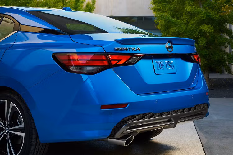 Về thiết kế, Nissan Sentra mới sở hữu phong cách thiết kế nam tính và sắc sảo hơn trước. Ở phần đầu xe, mặt ca-lăng nổi bật tạo hình chữ V theo ngôn ngữ thiết kế ‘’V-Motions’’ đặc trưng mà Nissan đang theo đuổi, cụm lưới tản nhiệt cho cảm giác to lớn hơn. Đèn pha và đèn hậu LED được tái thiết kế.