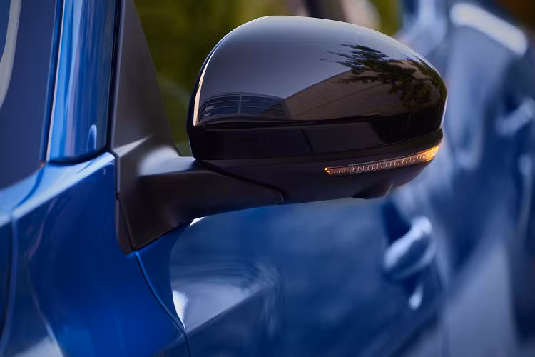 Sentra 2020 được thiết kế nội thất tiện dụng và tập trung vào người lái hơn. Hãng xe Nhật Bản đã nâng cấp nhiều chi tiết nhỏ bên trong cabin, đồng thời sử dụng vật liệu tốt hơn, thậm chí còn có tùy chọn trang trí bằng da và mang công nghệ ghế Zero Gravity (ghế không trọng lực) đặc trưng của Nissan. Ngay chính giữa bảng táp-lô là màn hình cảm ứng 7,0 inch, màn hình hỗ trợ lái kỹ thuật số 4.2 inch sẽ là tiêu chuẩn trên Sentra 2020.