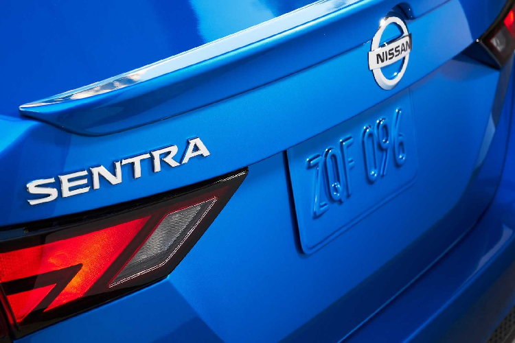 Ở phiên bản cao cấp ‘’SR’’, toàn bộ nóc xe được sơn màu đen đối lập với màu sơn xe, trang bị cánh lướt gió phía sau, bộ mâm 18 inch 5 chấu kép bên cạnh nhiều chi tiết màu tối ở ngoại thất. Nhìn chung, ngôn ngữ và kiểu dáng tổng thể của Sentra mới ảnh hưởng rất nhiều từ thiết kế của ‘’người anh em’’ Nissan Altima (phân khúc D) hay Maxima (sedan full-size). Tại Mỹ, Nissan Sentra 2020 có tổng cộng 08 lựa chọn màu sơn ngoại thất.