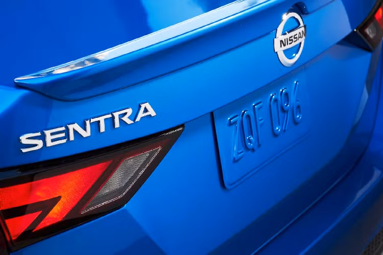 Ở phiên bản cao cấp ‘’SR’’, toàn bộ nóc xe được sơn màu đen đối lập với màu sơn xe, trang bị cánh lướt gió phía sau, bộ mâm 18 inch 5 chấu kép bên cạnh nhiều chi tiết màu tối ở ngoại thất. Nhìn chung, ngôn ngữ và kiểu dáng tổng thể của Sentra mới ảnh hưởng rất nhiều từ thiết kế của ‘’người anh em’’ Nissan Altima (phân khúc D) hay Maxima (sedan full-size). Tại Mỹ, Nissan Sentra 2020 có tổng cộng 08 lựa chọn màu sơn ngoại thất.