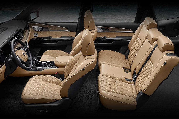 Xe sẽ có nhiều cổng USB, màn hình hiển thị kính lái, sạc điện thoại không dây, dàn âm thanh cao cấp, làm mát và sưởi ghế, nhiều chế độ lái, công nghệ trợ lái... Thậm chí hàng ghế sau của Kia Mohave cũng rất ấn tượng khi được trang bị một cụm nút điều khiển độc lập và các ghế ở hàng 2 và 3 có thể gập phẳng lại bằng một nút bấm.