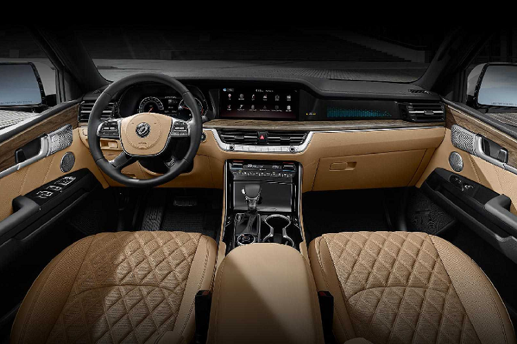 Các ghế được bọc da màu be sáng với những đường chỉ thêu sang trọng. Hai bên cửa và một phần táp lô được ốp gỗ cùng tông màu. Xen kẽ là những chi tiết kim loại đẹp mắt, góp phần tăng tính thẩm mỹ cho xe.