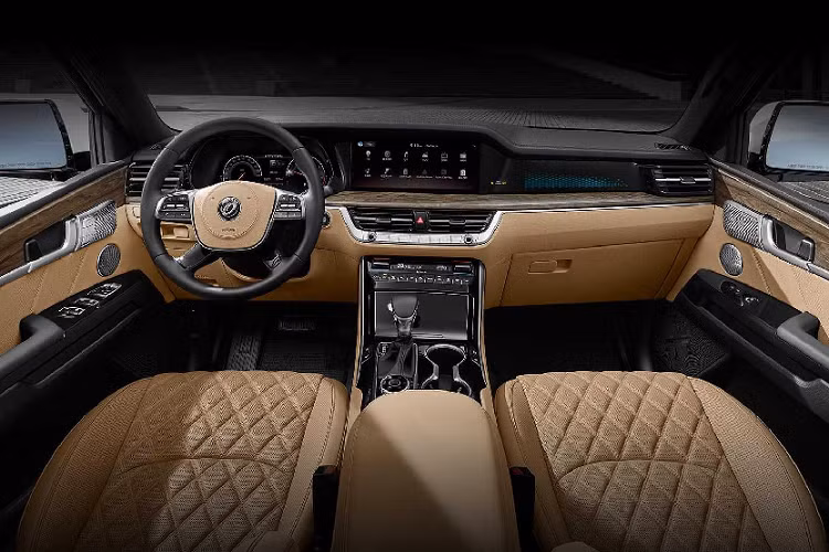 Các ghế được bọc da màu be sáng với những đường chỉ thêu sang trọng. Hai bên cửa và một phần táp lô được ốp gỗ cùng tông màu. Xen kẽ là những chi tiết kim loại đẹp mắt, góp phần tăng tính thẩm mỹ cho xe.