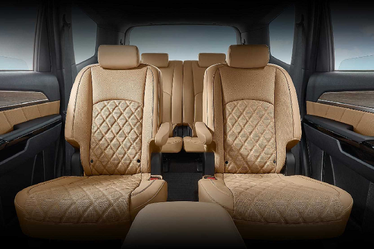 Kia Mohave hoàn toàn mới là "anh em" cùng "cha" khác thị trường của dòng Borrego. Mẫu xe Borrego này có cấu trúc khung gầm body-on-frame, có khả năng off-road khá tốt nhưng đã ngừng bán tại Mỹ sau 2 model. Kia Mohave chính là "con bài" mới mà hãng xe Hàn sẽ ra mắt trong tương lai, nhằm đối đầu với Toyota Land Cruiser.