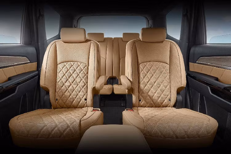 Kia Mohave hoàn toàn mới là "anh em" cùng "cha" khác thị trường của dòng Borrego. Mẫu xe Borrego này có cấu trúc khung gầm body-on-frame, có khả năng off-road khá tốt nhưng đã ngừng bán tại Mỹ sau 2 model. Kia Mohave chính là "con bài" mới mà hãng xe Hàn sẽ ra mắt trong tương lai, nhằm đối đầu với Toyota Land Cruiser.