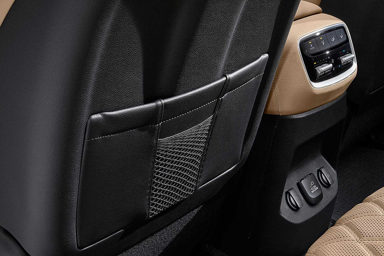 Ở Hàn Quốc, giá xe Kia Mohave khởi điểm từ 47.000.000 won (tương đương 912 triệu đồng). Và dù là mẫu SUV này có vẻ rất phù hợp với Mỹ nhưng hãng xe Hàn vẫn chưa có ý định đem Mohave tới thị trường này. Có lẽ Kia cần một khoảng thời gian đánh giá độ cạnh tranh của Mohave trên "sân nhà" trước khi đem nó đến các thị trường ngoại quốc.