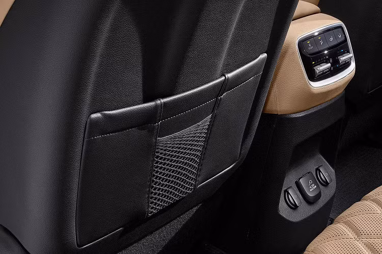 Ở Hàn Quốc, giá xe Kia Mohave khởi điểm từ 47.000.000 won (tương đương 912 triệu đồng). Và dù là mẫu SUV này có vẻ rất phù hợp với Mỹ nhưng hãng xe Hàn vẫn chưa có ý định đem Mohave tới thị trường này. Có lẽ Kia cần một khoảng thời gian đánh giá độ cạnh tranh của Mohave trên "sân nhà" trước khi đem nó đến các thị trường ngoại quốc.