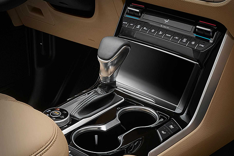 Đuôi xe được trang bị hệ thống bốn ống xả. Tuy nhiên, rất có thể 2 trong số đó là chi tiết trang trí cho xe thêm phần đẹp mắt. Bọc gầm trước và sau của xe cũng cho biết điểm mạnh của nó là off road và "cày cuốc". Không hề thấy logo Kia trên xe, chỉ thấy tên xe được in cỡ lớn ngay trên dải nối đèn hậu và các ký hiệu "4WD", "V6 3.0".