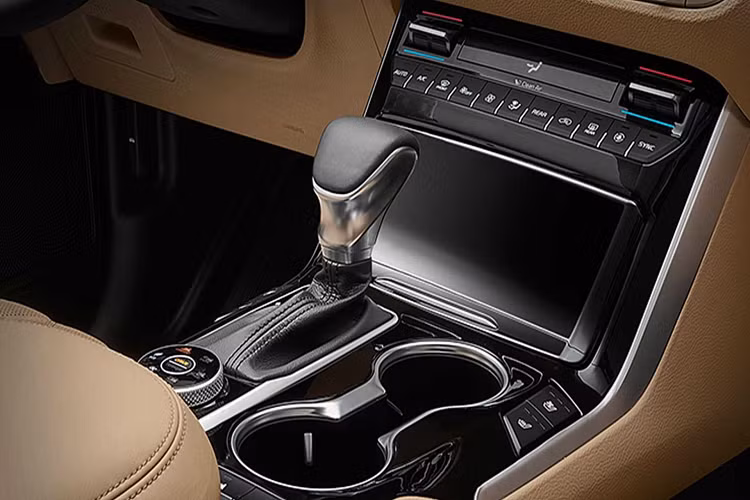 Đuôi xe được trang bị hệ thống bốn ống xả. Tuy nhiên, rất có thể 2 trong số đó là chi tiết trang trí cho xe thêm phần đẹp mắt. Bọc gầm trước và sau của xe cũng cho biết điểm mạnh của nó là off road và "cày cuốc". Không hề thấy logo Kia trên xe, chỉ thấy tên xe được in cỡ lớn ngay trên dải nối đèn hậu và các ký hiệu "4WD", "V6 3.0".