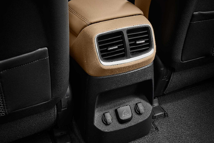 Tâm điểm của nội thất xe là là màn hình cụm đồng hồ điện tử rộng 12,3 inch, màn hình thông tin giải trí rộng tương đương, tiệp vào phần tap lô và kéo dài qua 2 bên khe điều hòa tứ giác. Khu vực điều khiển trung tâm được nâng lên và nối tiếp với tap lô như các xe Đức hiện nay.