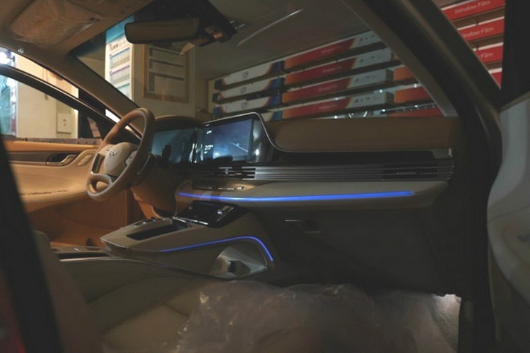 Vô lăng thiết kế 4 chấu khá giống với vô lăng của Hyundai Sonata thế hệ mới. Bảng táp-lô ghế ngồi được thiết kế sang trọng bọc da, trang bị đèn LED trang trí nội thất,...