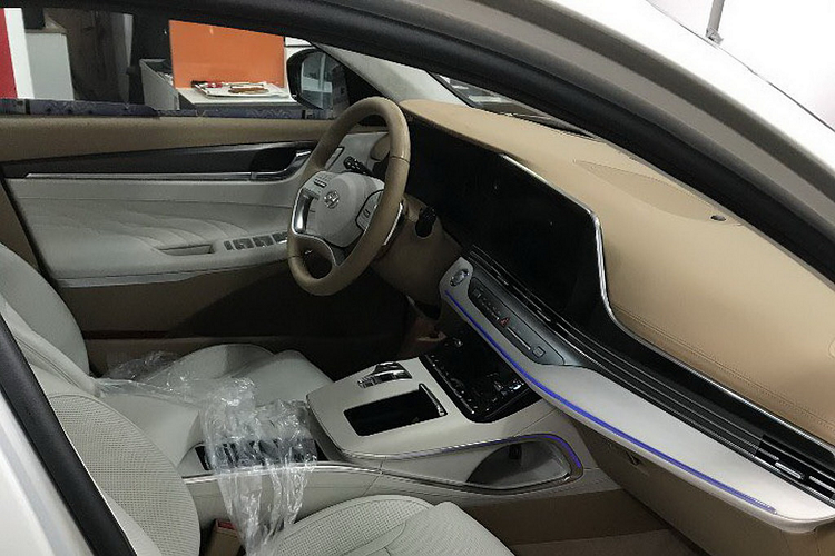 Hình ảnh rò rỉ mới đây cũng cho thấy nội thất của Hyundai Grandeur mới, cabin nổi bật với cụm đồng hồ hỗ trợ lái kỹ thuật số và màn hình cảm ứng trung tâm cỡ lớn.