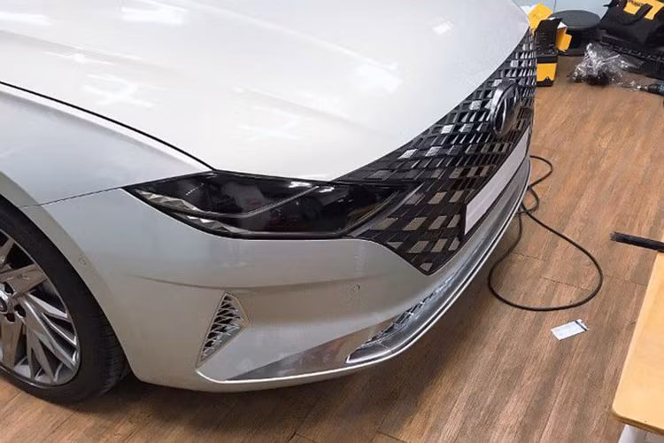 Cụm đèn pha mới của Granduer đã được tích hợp gọn gàng vào lưới tản nhiệt cỡ lớn ‘’hexagonal’’, nhờ đó phần đầu của mẫu xe sedan Hyundai Grandeur mới mang một diện mạo hiện đại và thể thao hơn trước.