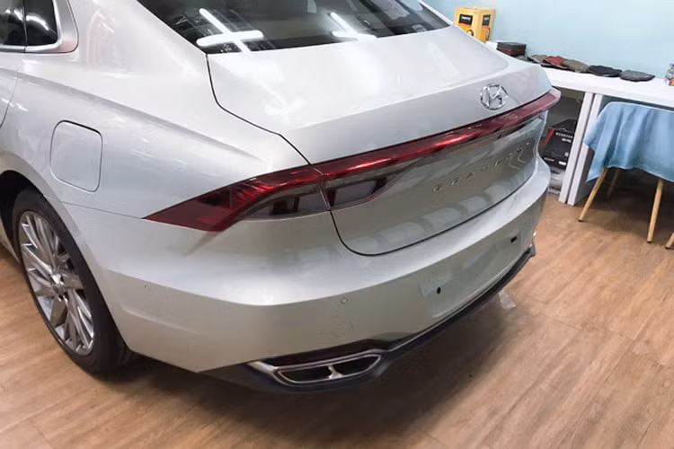 Từ phía sau, cụm đèn hậu mới của Grandeur cũng được thiết kế mới trải dài mang hơi hướng của cụm đèn hậu Audi A7 Sportback thế hệ mới, một lần nữa các nhà thiết kế của Huyndai đã bỏ các đường cong theo hướng thẳng và các cạnh sắc nét.