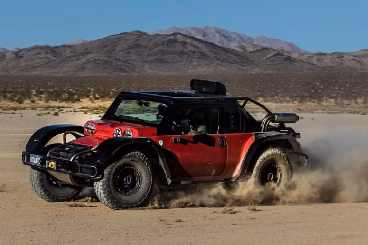 Được biết, James Glickenhaus vốn là một đạo diễn, nhà sản xuất phim kiêm nhà biên kịch. Với thú sưu tập xe hơi, đặc biệt là xe đua, ông đã đầu tư để lập nên thương hiệu siêu xe SCG vào năm 2013. Chiếc xe này bao gồm 3 phiên bản: 003C (Competizione) dành cho đường đua; 003S (Stradale) dành cho đường phố và 003CS (Competizione Stradale) – chiếc xe đua có thể hoạt động hợp pháp trên đường phố.