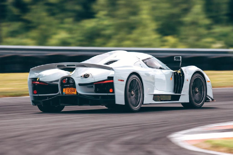 James Glickenhaus – nhà sáng lập kiêm ông chủ của SCG cho hay động lực để công ty tạo ra mẫu hypercar nói trên đến từ thành tích của người Mỹ tại Le Mans 24 Giờ, một chặng đua thuộc WEC. Bởi theo thống kê, lần cuối cùng người ta được chứng kiến một chiếc xe đua đến từ Mỹ vô địch chặng đua này cũng đã trôi qua được nửa thế kỷ. Và ông cho rằng đã đến lúc người Mỹ cần giành một chiến thắng tại Le Mans thêm một lần nữa.