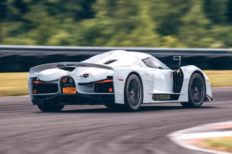 James Glickenhaus – nhà sáng lập kiêm ông chủ của SCG cho hay động lực để công ty tạo ra mẫu hypercar nói trên đến từ thành tích của người Mỹ tại Le Mans 24 Giờ, một chặng đua thuộc WEC. Bởi theo thống kê, lần cuối cùng người ta được chứng kiến một chiếc xe đua đến từ Mỹ vô địch chặng đua này cũng đã trôi qua được nửa thế kỷ. Và ông cho rằng đã đến lúc người Mỹ cần giành một chiến thắng tại Le Mans thêm một lần nữa.