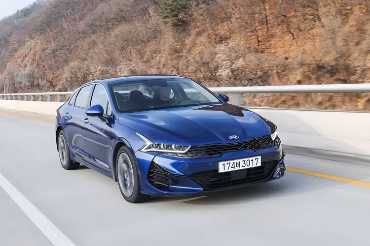 Theo đó, Kia Motors mới đây đã tung ra bộ ảnh chụp cận cảnh mẫu Optima/K5 2021 tại quê nhà Hàn Quốc. Tuy đã ra mắt được một thời gian ngắn nhưng phải tới bộ ảnh này, người xem mới có cái nhìn toàn cảnh và chi tiết từng bộ phận trên mẫu xe Kia Optima/K5 2021.